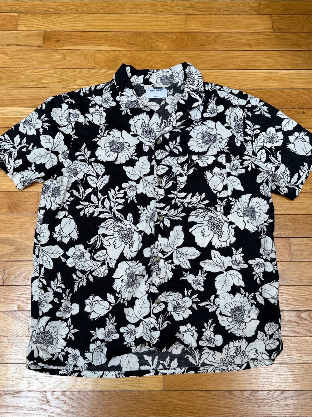 Old Navy Black & White Floral Short-Sleeve Button-Down Shirt